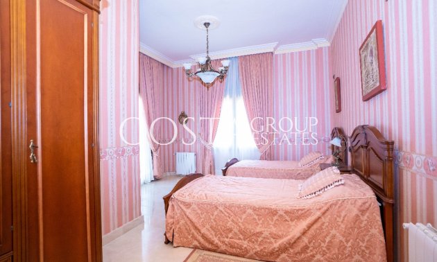 Herverkoop - Villa -
Orihuela Costa - Campoamor