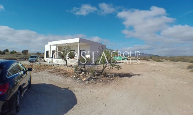 Revente - Villa -
Pinoso - Pinoso Centro