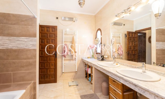 Herverkoop - Villa -
Orihuela Costa - Villamartin