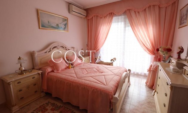 Herverkoop - Villa -
Orihuela Costa