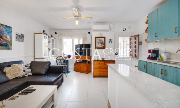 Resale - House -
Torrevieja