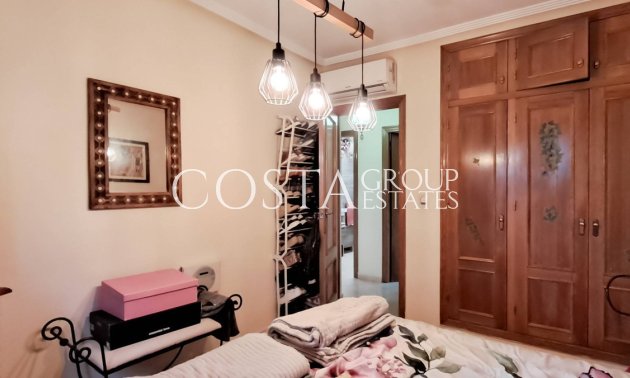 Resale - Villa -
Torrevieja