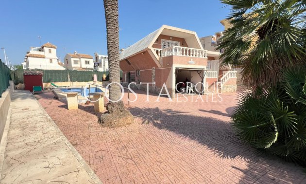 Resale - Villa -
Torrevieja