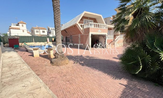 Resale - Villa -
Torrevieja
