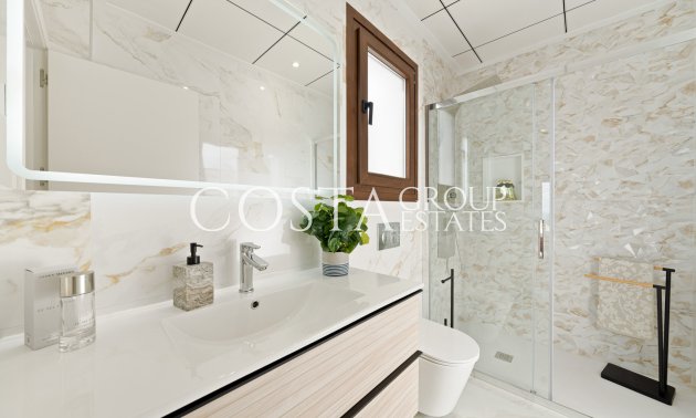 Nowy budynek - Willa -
Polop